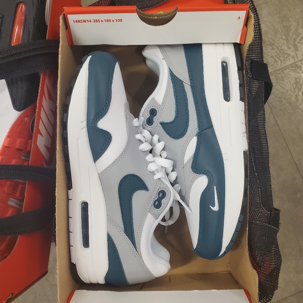 Nike Air Force 1 LV8 - Picture 13 of 13